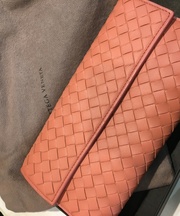 ボッテガヴェネタのピンクの長財布の画像