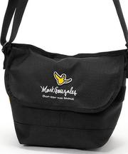 黒いマークゴンザレスのショルダーバッグと黒のPRADAの長財布の画像