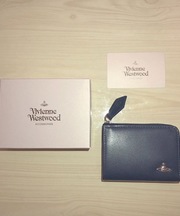 ヴィヴィアンウエストウッドの紺色の手のひらサイズの四角い小銭入れの画像