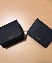 赤い折りたたみ式の財布の画像