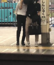 ココマイスターの二つ折りの黒色の財布の画像