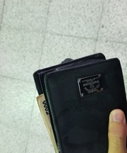 黒い折りたたみ財布の画像