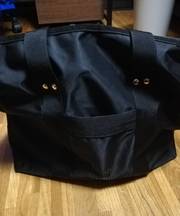 黒いナイロン素材のトートバックの画像