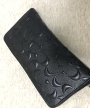 黒いcoach製の長財布の画像