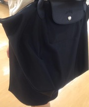 黒い手さげ鞄(茶色財布、ピンク色バッテリー入れたの画像