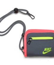 ふちがオレンジ、真ん中が黒っぽいNIKEの財布の画像