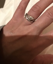 黒色の布製の無地のANAPのカバン　和柄の小銭入れの中に指輪の画像