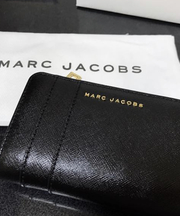 黒いマークジェイコブスの財布の画像
