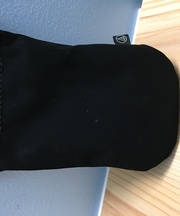 印鑑、ブレスレットの入った黒いイヤホンポーチの画像