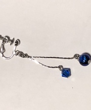 青色の玉が二個ついているイヤリングの画像