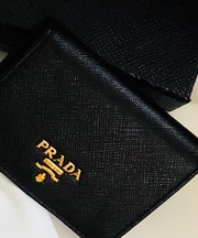 黒いプラダのカードケース　の画像