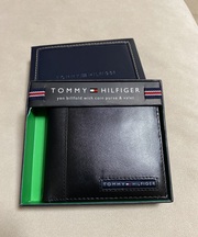 トミーヒルフィガーの黒い革製の折り畳み財布の画像