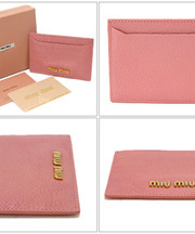 ミュウミュウのピンクの定期入れの画像