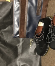 ネイビーのクラッチバッグ、黒の長財布、キーケースの画像