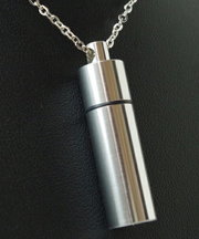 縦4cm幅1cm程の筒状のカプセルの画像