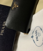 PRADA 長財布 内側 赤色の画像