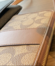 茶色いCOACHの財布の画像