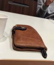 茶色い長財布の画像
