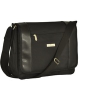 黒いかばん、中にはパスポートの画像