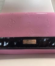 ピンクの横長サイフの画像