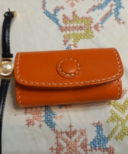 オレンジ色のキーケースの画像