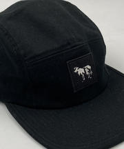 黒い牛マークの帽子を落しましたの画像