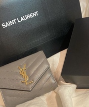 イブサンローランの灰色の二人折り財布の画像