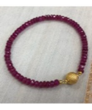 ルビーのブレスレットの画像