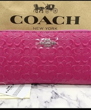 ピンクのコーチの長財布を探して下さい。の画像