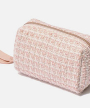 Francfrancのピンクのポーチ 中身はメイク道具の画像