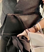 黒のクラッチバッグの画像