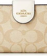 coachの二つ折り財布、クリーム色の画像