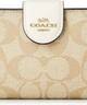 coachの二つ折り財布、クリーム色の画像