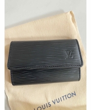 黒い革のキーケースの画像