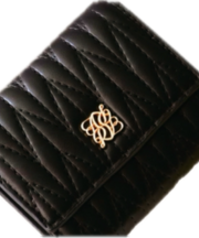 黒のお財布 2つ折り 真ん中に金色のマークの画像