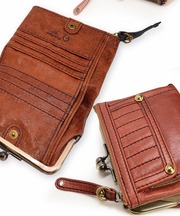 革の二つ折り財布（がま口）の画像