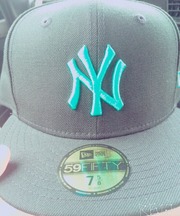 黒のニューヨークヤンキースキャップ 刺繍青緑の画像