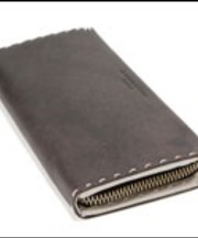 こげ茶色の長財布、中は白色の画像