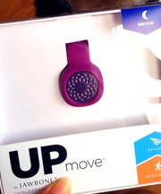 紫色。クリップ型活動量計jawbone UP moveの画像
