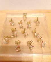 サマンサのイニシャルチャームFの画像