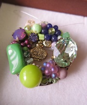 グリーンとパープルのドーナツ型ブローチの画像