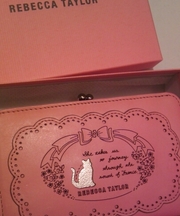 ピンク色の長財布の画像