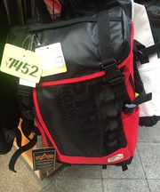 赤と黒のリュックサックの画像