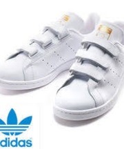 ABCマートの袋に箱ごと入っているadidasのスタンスミス(白&ゴールド)の画像