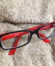 黒ブチで横が赤い眼鏡を落としました。の画像