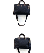 紺色のビジネスバッグ、黒の長財布の画像