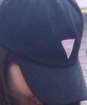 黒のキャップ 、 真ん中にワッペン の画像