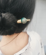 緑タマ付いてる木製のかんざしの画像