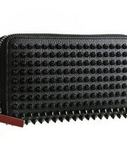 ルブタンの外は黒、中は赤の財布の画像