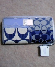 COACHの水・白・灰色の長財布の画像